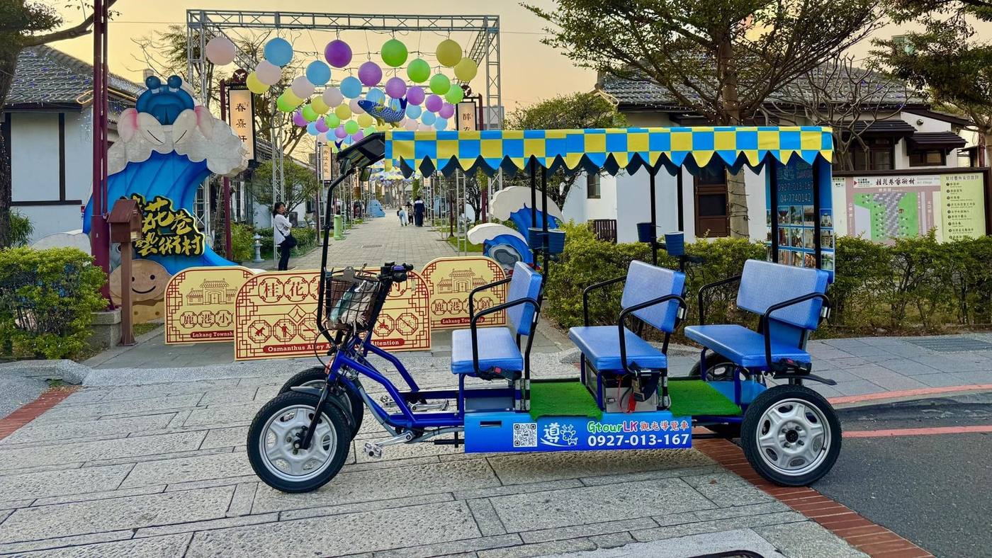 導鹿四輪電動導覽車停在桂花巷藝術村入口
