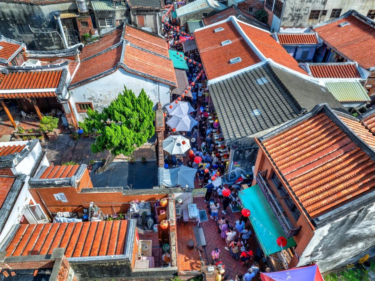 鹿港的紅瓦屋頂與巷弄